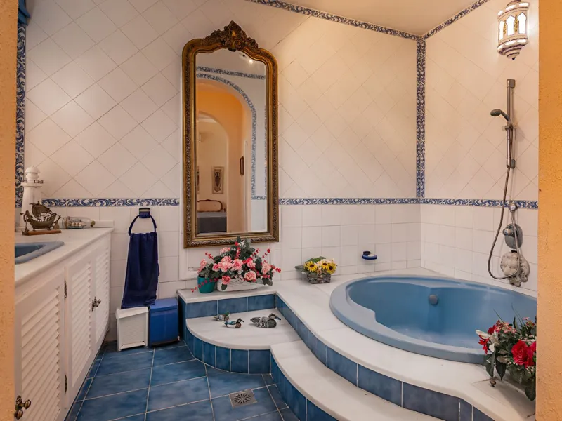 An outstanding opportunity presents itself in the heart of the Costa del Sol: the Roman Oasis, a distinctive finca set just 3 kilometres from the sandy shores of San Luis de Sabinillas and Manilva. This exceptional estate combines authentic Andalusian atm