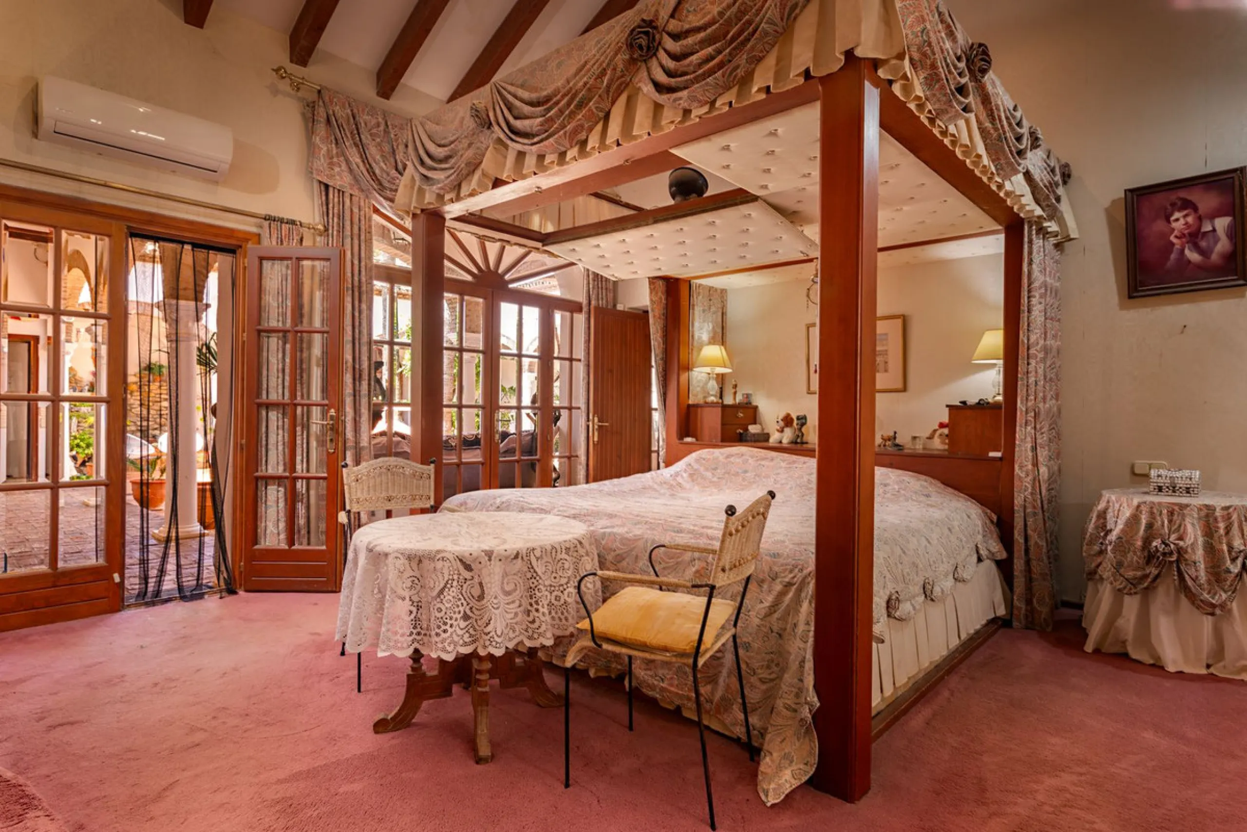 An outstanding opportunity presents itself in the heart of the Costa del Sol: the Roman Oasis, a distinctive finca set just 3 kilometres from the sandy shores of San Luis de Sabinillas and Manilva. This exceptional estate combines authentic Andalusian atm