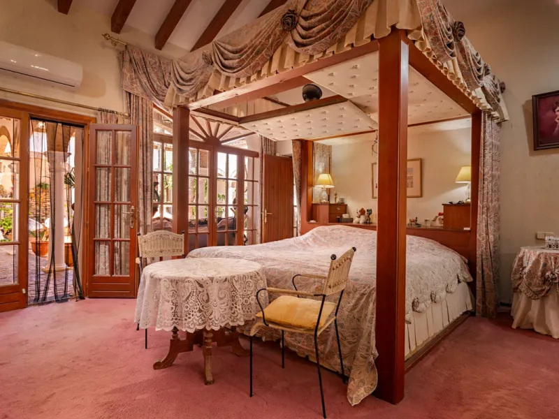 An outstanding opportunity presents itself in the heart of the Costa del Sol: the Roman Oasis, a distinctive finca set just 3 kilometres from the sandy shores of San Luis de Sabinillas and Manilva. This exceptional estate combines authentic Andalusian atm