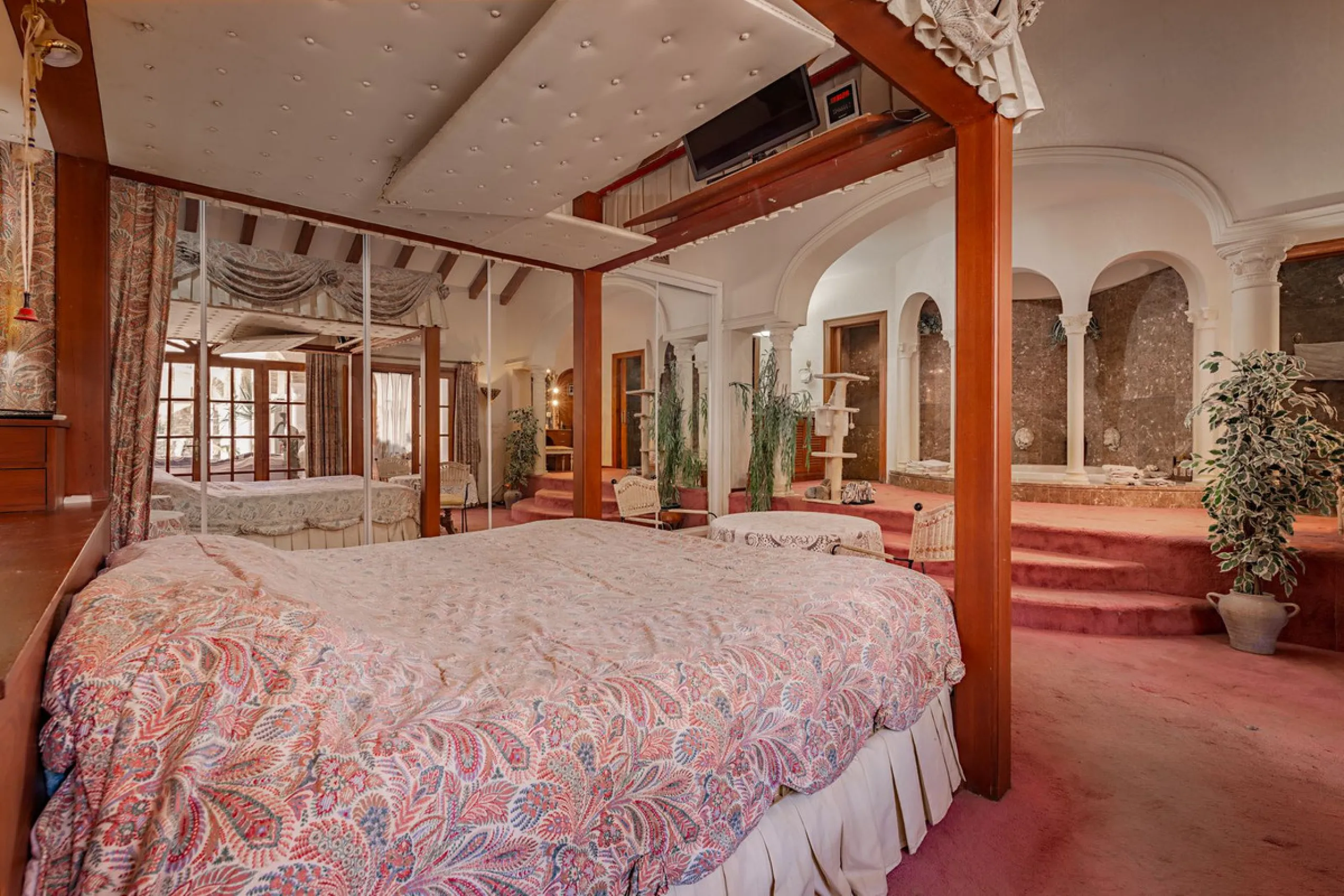 An outstanding opportunity presents itself in the heart of the Costa del Sol: the Roman Oasis, a distinctive finca set just 3 kilometres from the sandy shores of San Luis de Sabinillas and Manilva. This exceptional estate combines authentic Andalusian atm
