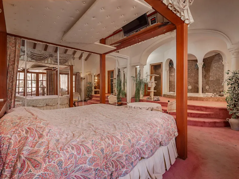 An outstanding opportunity presents itself in the heart of the Costa del Sol: the Roman Oasis, a distinctive finca set just 3 kilometres from the sandy shores of San Luis de Sabinillas and Manilva. This exceptional estate combines authentic Andalusian atm