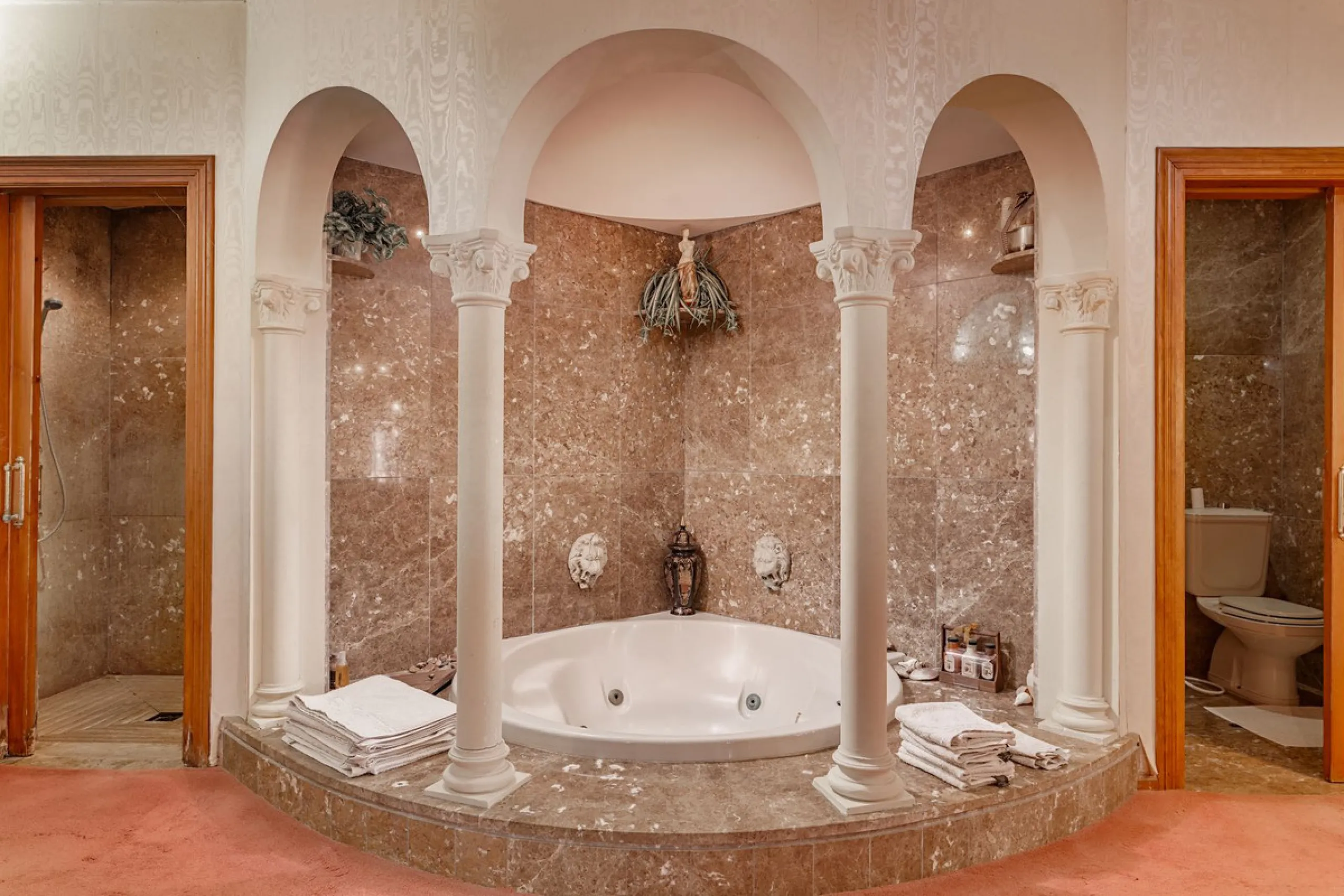 An outstanding opportunity presents itself in the heart of the Costa del Sol: the Roman Oasis, a distinctive finca set just 3 kilometres from the sandy shores of San Luis de Sabinillas and Manilva. This exceptional estate combines authentic Andalusian atm