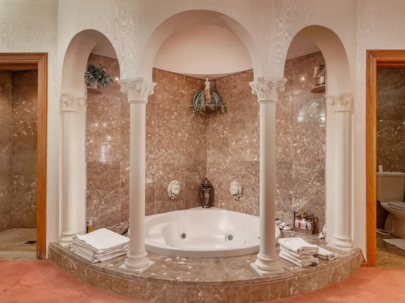 An outstanding opportunity presents itself in the heart of the Costa del Sol: the Roman Oasis, a distinctive finca set just 3 kilometres from the sandy shores of San Luis de Sabinillas and Manilva. This exceptional estate combines authentic Andalusian atm
