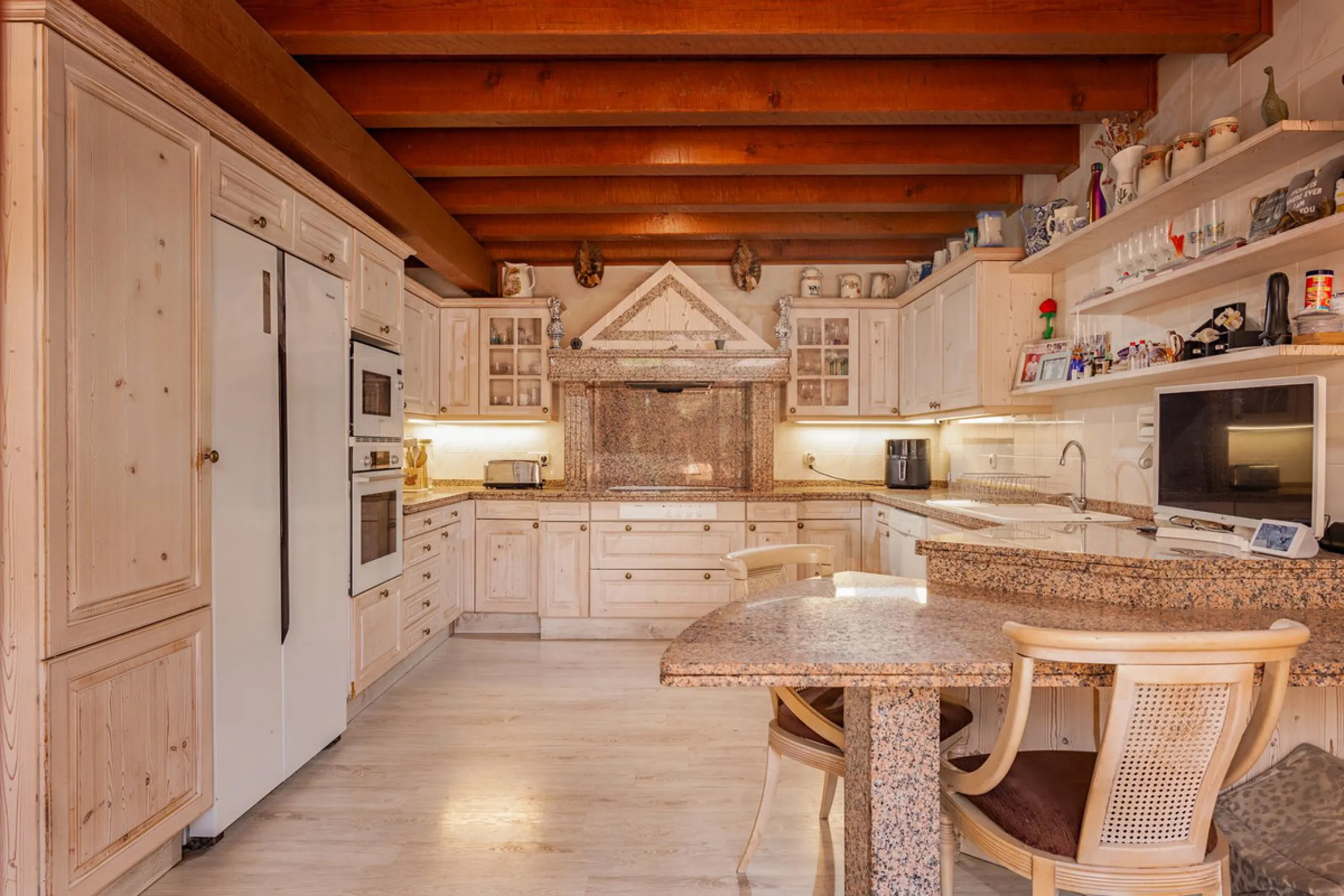 An outstanding opportunity presents itself in the heart of the Costa del Sol: the Roman Oasis, a distinctive finca set just 3 kilometres from the sandy shores of San Luis de Sabinillas and Manilva. This exceptional estate combines authentic Andalusian atm