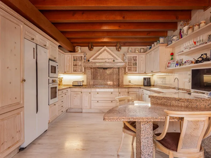 An outstanding opportunity presents itself in the heart of the Costa del Sol: the Roman Oasis, a distinctive finca set just 3 kilometres from the sandy shores of San Luis de Sabinillas and Manilva. This exceptional estate combines authentic Andalusian atm