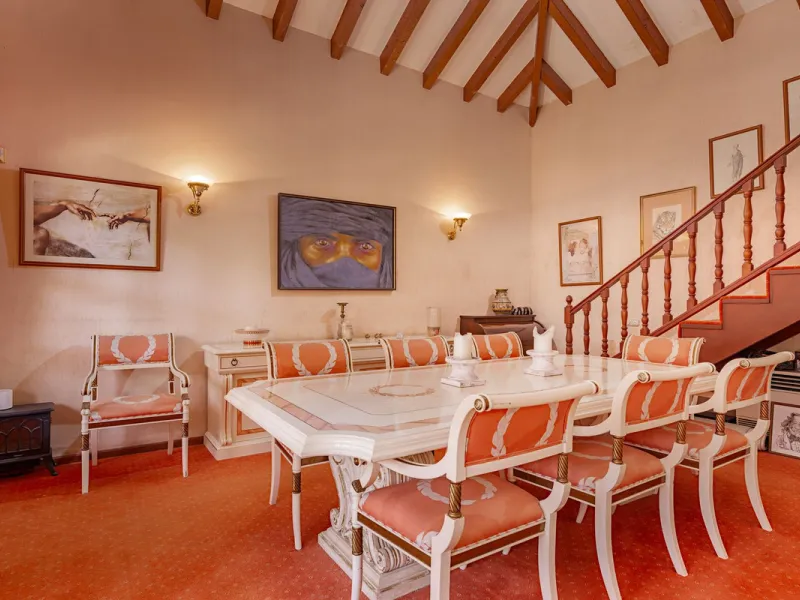 An outstanding opportunity presents itself in the heart of the Costa del Sol: the Roman Oasis, a distinctive finca set just 3 kilometres from the sandy shores of San Luis de Sabinillas and Manilva. This exceptional estate combines authentic Andalusian atm