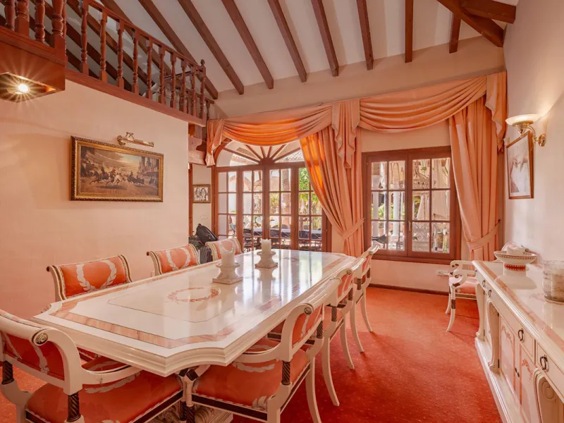An outstanding opportunity presents itself in the heart of the Costa del Sol: the Roman Oasis, a distinctive finca set just 3 kilometres from the sandy shores of San Luis de Sabinillas and Manilva. This exceptional estate combines authentic Andalusian atm