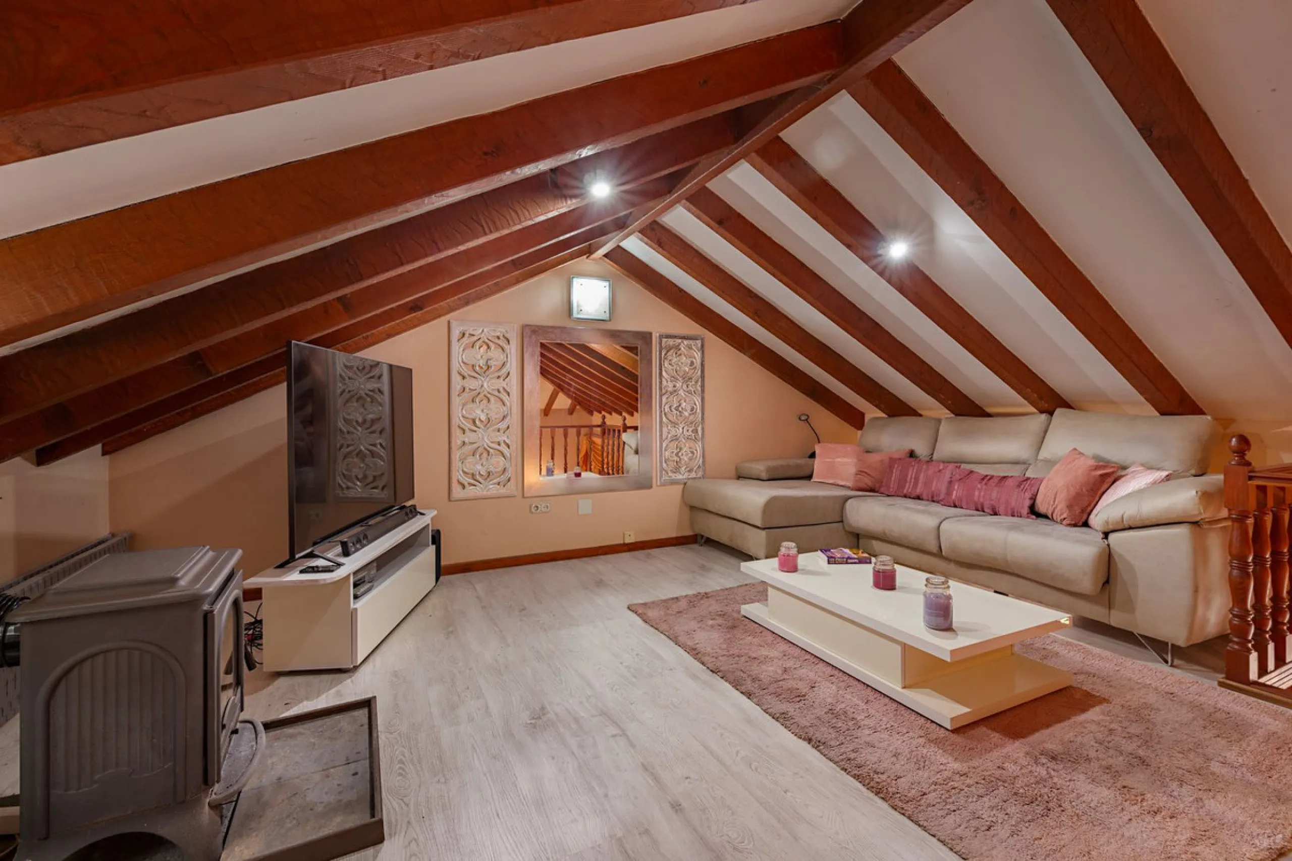 An outstanding opportunity presents itself in the heart of the Costa del Sol: the Roman Oasis, a distinctive finca set just 3 kilometres from the sandy shores of San Luis de Sabinillas and Manilva. This exceptional estate combines authentic Andalusian atm