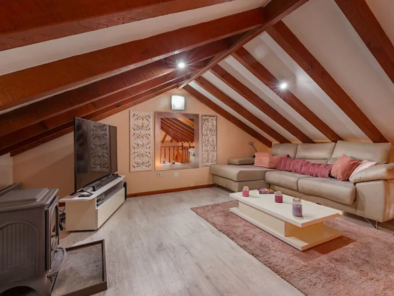 An outstanding opportunity presents itself in the heart of the Costa del Sol: the Roman Oasis, a distinctive finca set just 3 kilometres from the sandy shores of San Luis de Sabinillas and Manilva. This exceptional estate combines authentic Andalusian atm