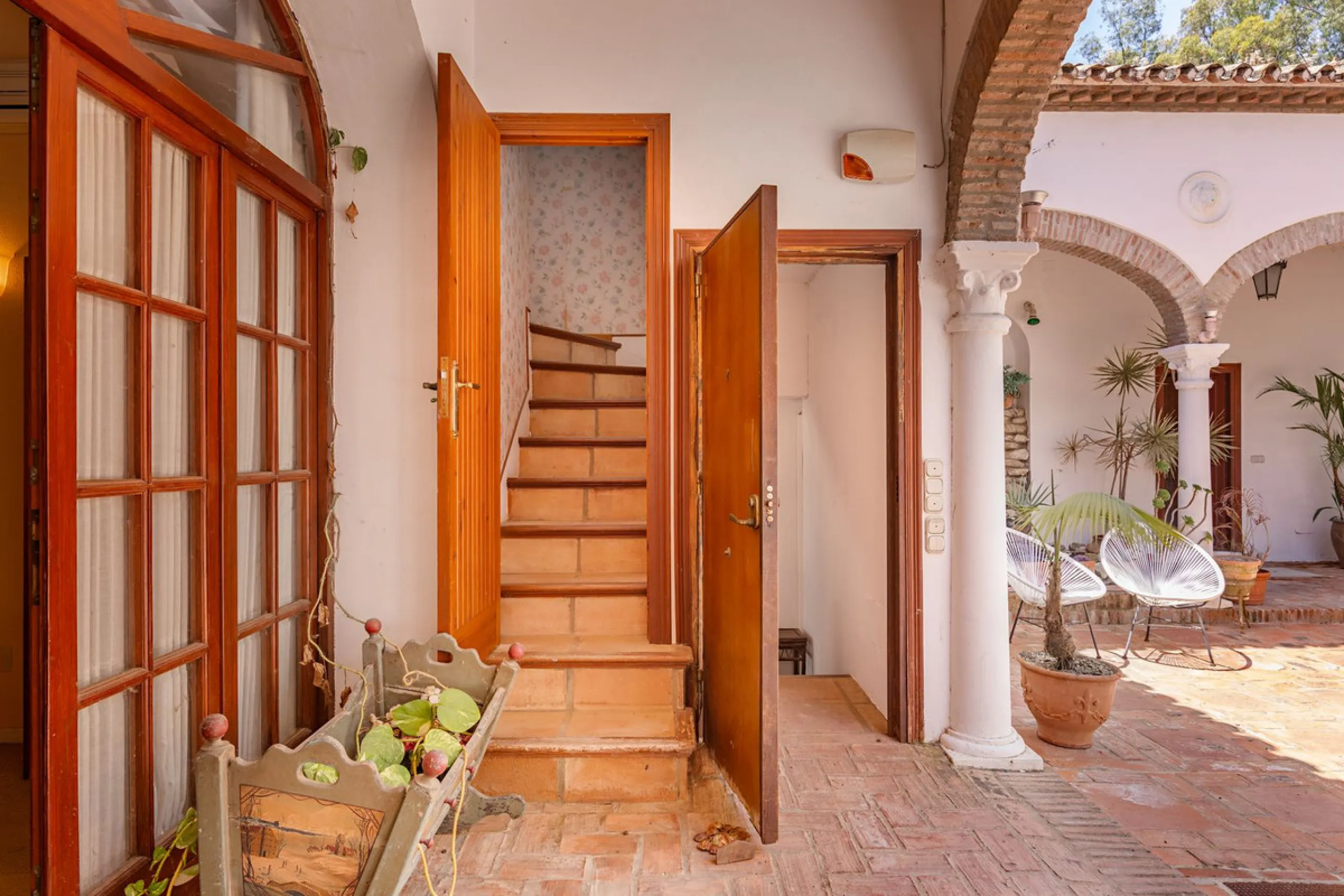 An outstanding opportunity presents itself in the heart of the Costa del Sol: the Roman Oasis, a distinctive finca set just 3 kilometres from the sandy shores of San Luis de Sabinillas and Manilva. This exceptional estate combines authentic Andalusian atm