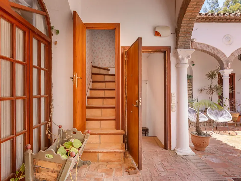 An outstanding opportunity presents itself in the heart of the Costa del Sol: the Roman Oasis, a distinctive finca set just 3 kilometres from the sandy shores of San Luis de Sabinillas and Manilva. This exceptional estate combines authentic Andalusian atm