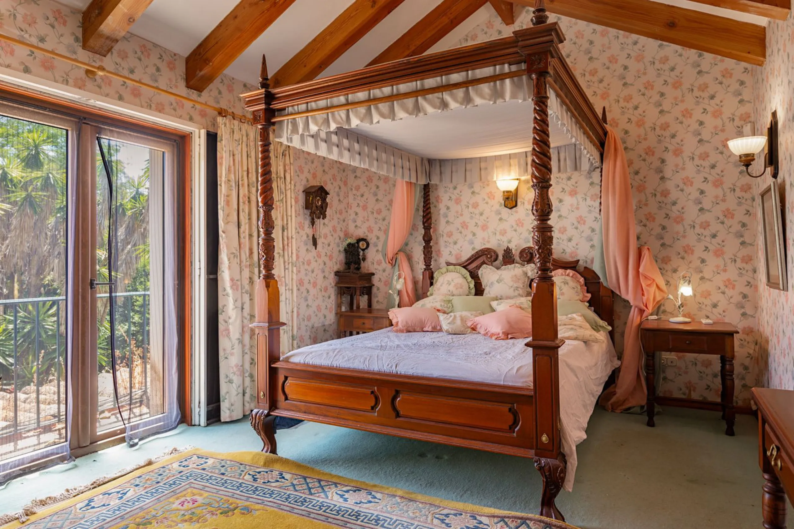 An outstanding opportunity presents itself in the heart of the Costa del Sol: the Roman Oasis, a distinctive finca set just 3 kilometres from the sandy shores of San Luis de Sabinillas and Manilva. This exceptional estate combines authentic Andalusian atm
