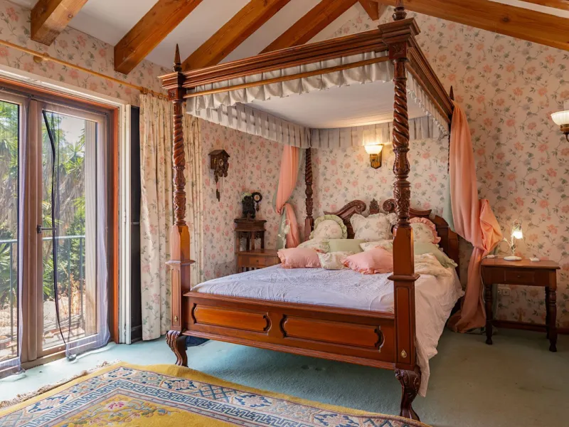 An outstanding opportunity presents itself in the heart of the Costa del Sol: the Roman Oasis, a distinctive finca set just 3 kilometres from the sandy shores of San Luis de Sabinillas and Manilva. This exceptional estate combines authentic Andalusian atm