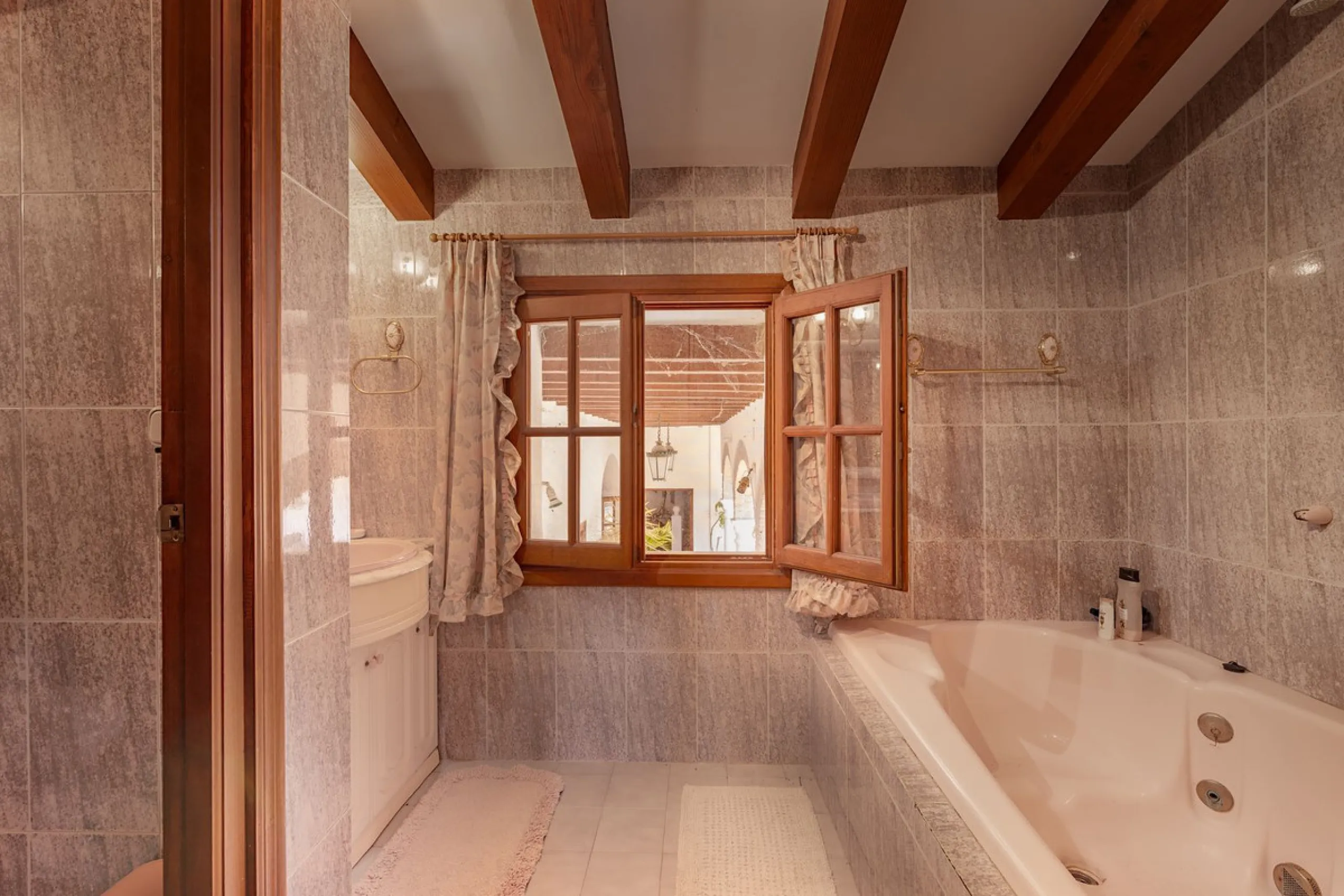 An outstanding opportunity presents itself in the heart of the Costa del Sol: the Roman Oasis, a distinctive finca set just 3 kilometres from the sandy shores of San Luis de Sabinillas and Manilva. This exceptional estate combines authentic Andalusian atm