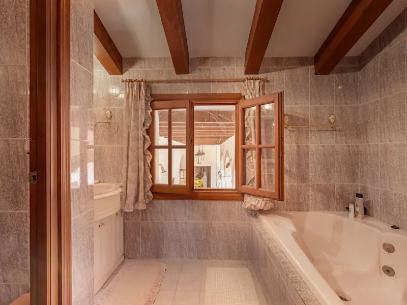 An outstanding opportunity presents itself in the heart of the Costa del Sol: the Roman Oasis, a distinctive finca set just 3 kilometres from the sandy shores of San Luis de Sabinillas and Manilva. This exceptional estate combines authentic Andalusian atm