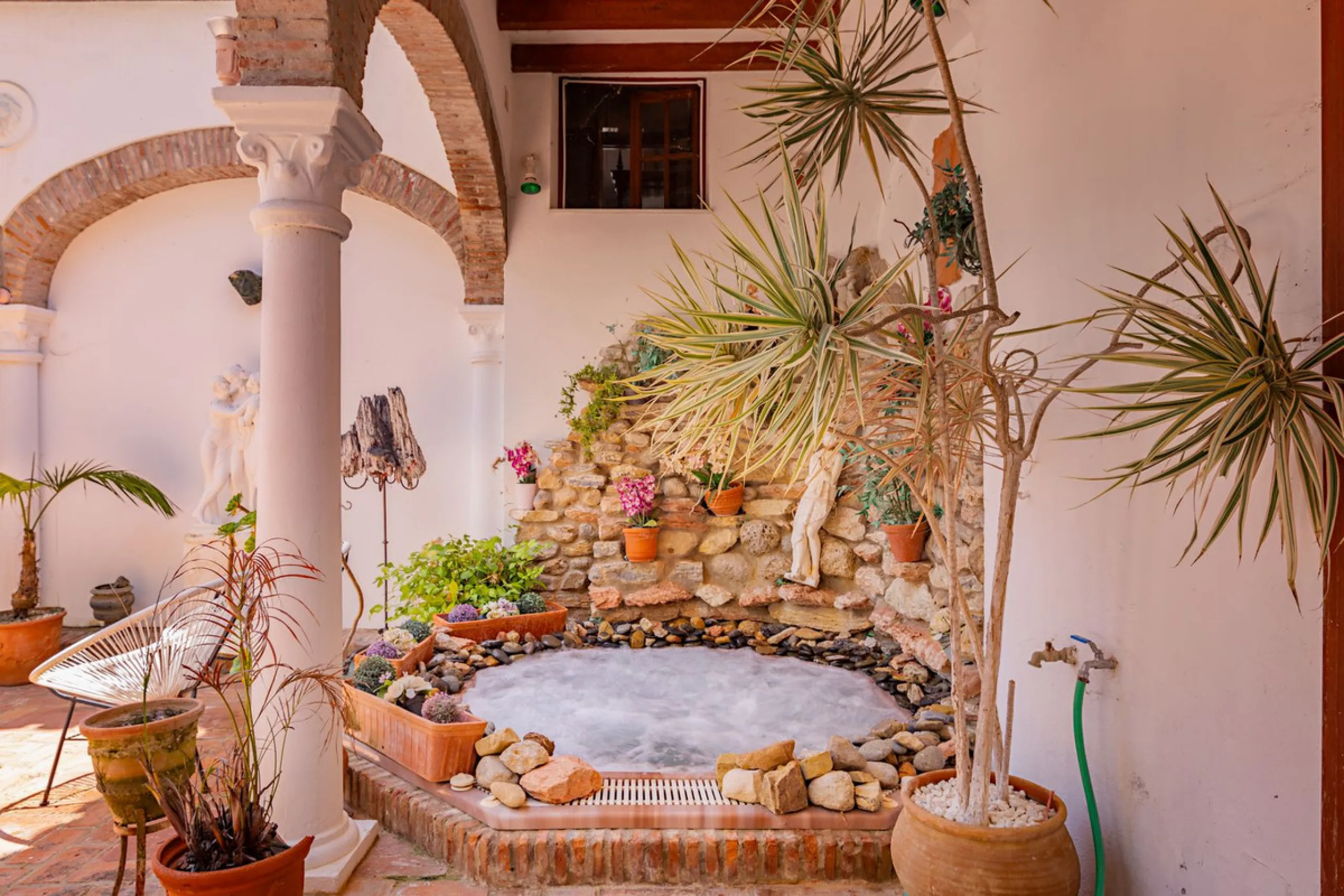 An outstanding opportunity presents itself in the heart of the Costa del Sol: the Roman Oasis, a distinctive finca set just 3 kilometres from the sandy shores of San Luis de Sabinillas and Manilva. This exceptional estate combines authentic Andalusian atm
