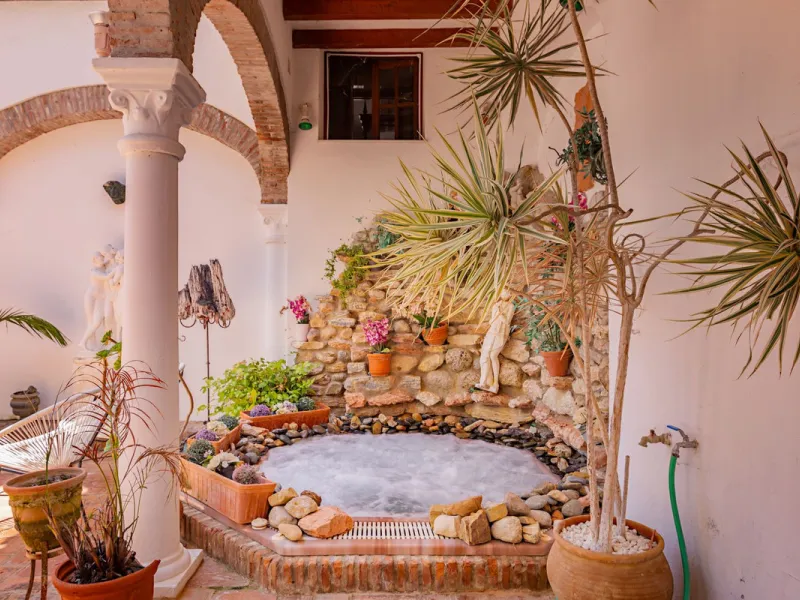 An outstanding opportunity presents itself in the heart of the Costa del Sol: the Roman Oasis, a distinctive finca set just 3 kilometres from the sandy shores of San Luis de Sabinillas and Manilva. This exceptional estate combines authentic Andalusian atm