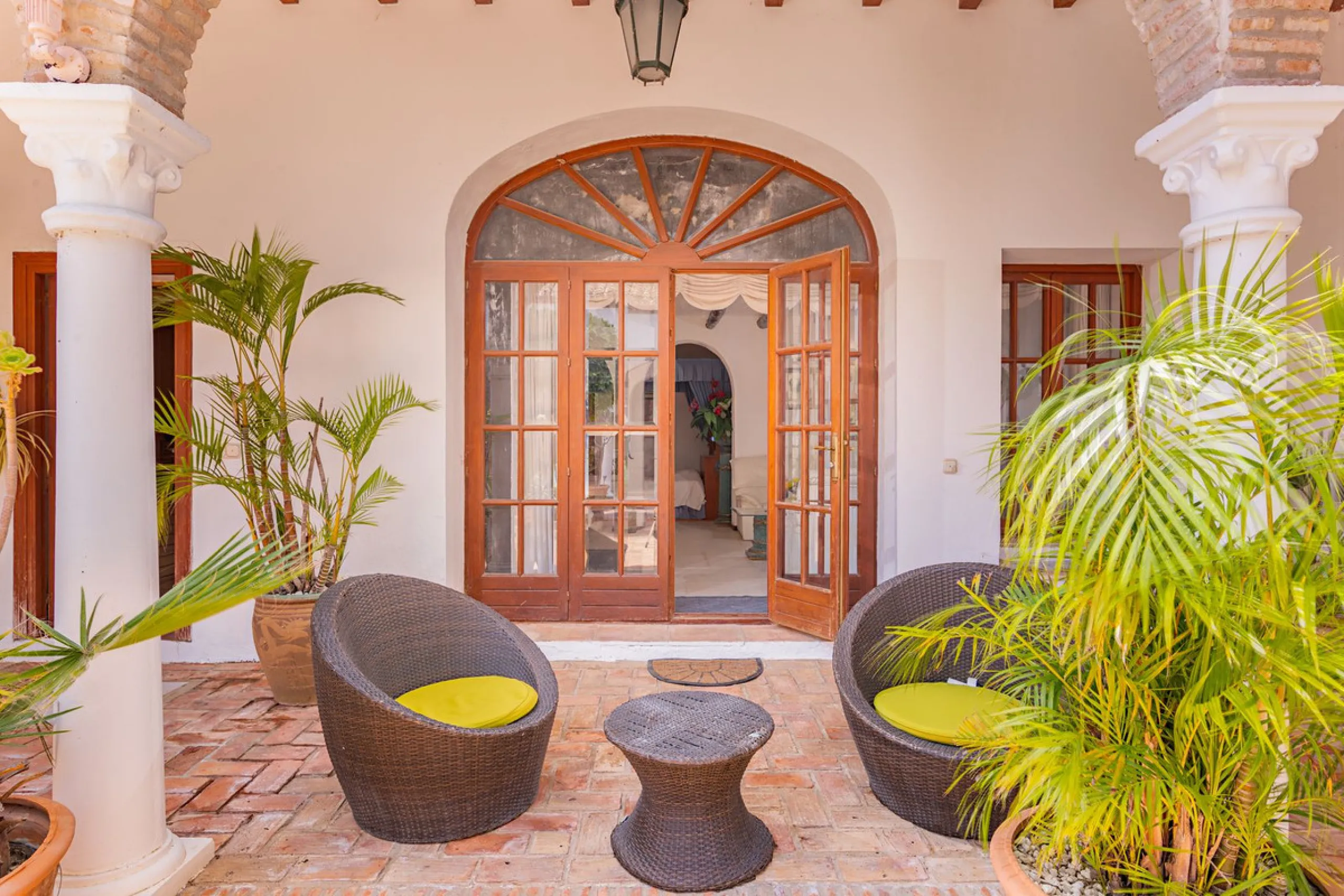 An outstanding opportunity presents itself in the heart of the Costa del Sol: the Roman Oasis, a distinctive finca set just 3 kilometres from the sandy shores of San Luis de Sabinillas and Manilva. This exceptional estate combines authentic Andalusian atm