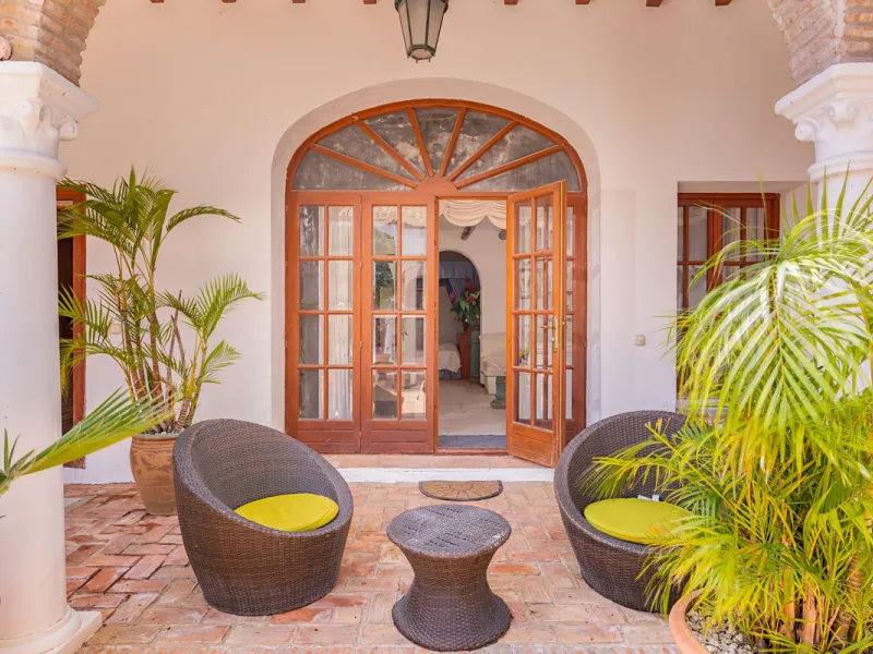 An outstanding opportunity presents itself in the heart of the Costa del Sol: the Roman Oasis, a distinctive finca set just 3 kilometres from the sandy shores of San Luis de Sabinillas and Manilva. This exceptional estate combines authentic Andalusian atm