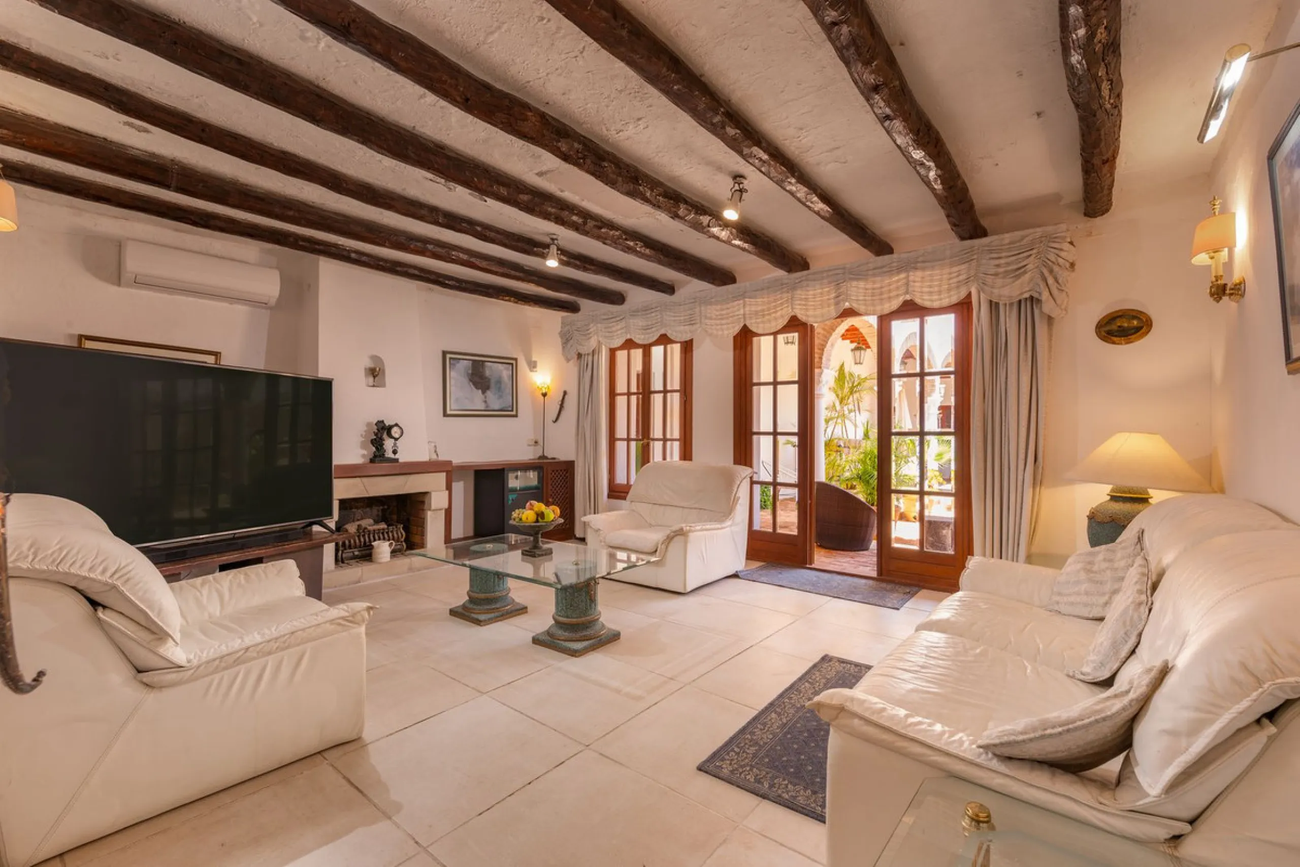 An outstanding opportunity presents itself in the heart of the Costa del Sol: the Roman Oasis, a distinctive finca set just 3 kilometres from the sandy shores of San Luis de Sabinillas and Manilva. This exceptional estate combines authentic Andalusian atm