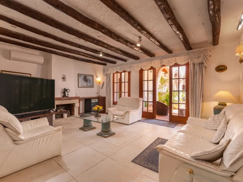 An outstanding opportunity presents itself in the heart of the Costa del Sol: the Roman Oasis, a distinctive finca set just 3 kilometres from the sandy shores of San Luis de Sabinillas and Manilva. This exceptional estate combines authentic Andalusian atm