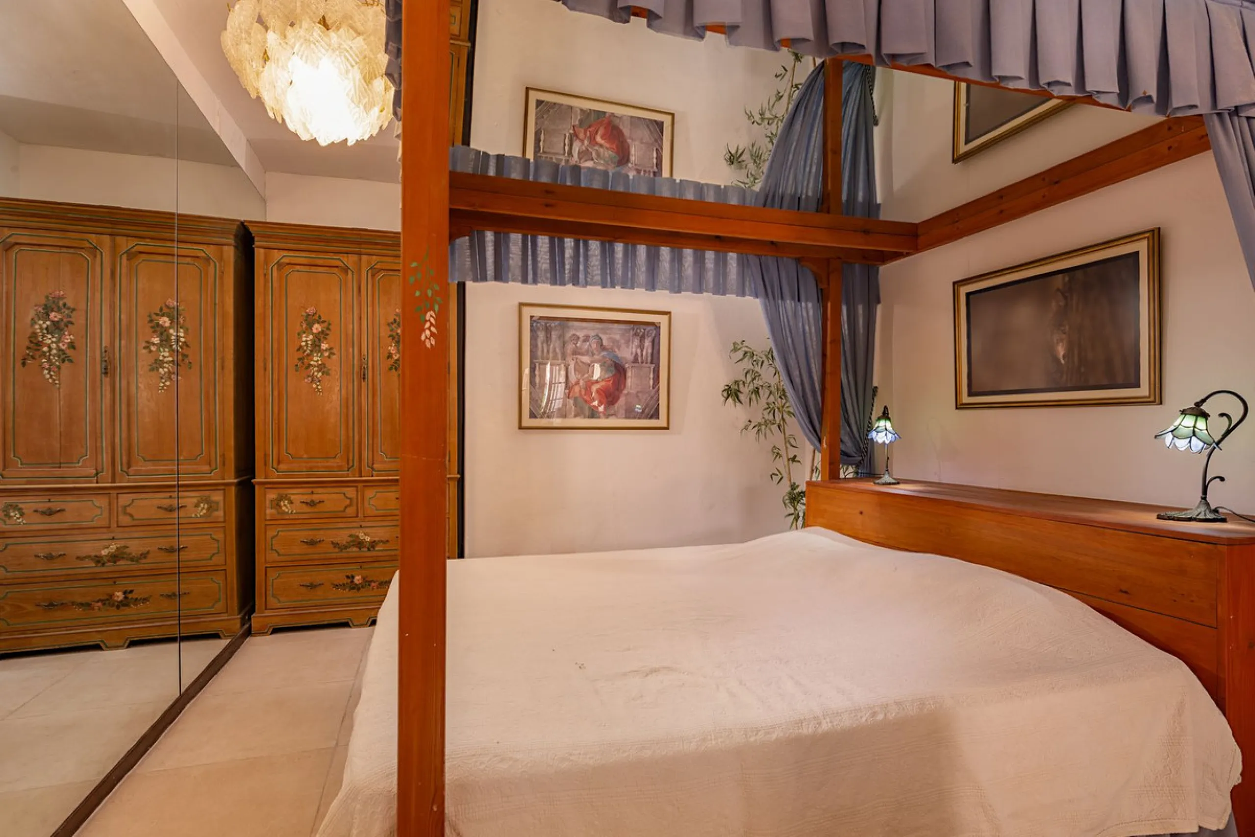 An outstanding opportunity presents itself in the heart of the Costa del Sol: the Roman Oasis, a distinctive finca set just 3 kilometres from the sandy shores of San Luis de Sabinillas and Manilva. This exceptional estate combines authentic Andalusian atm