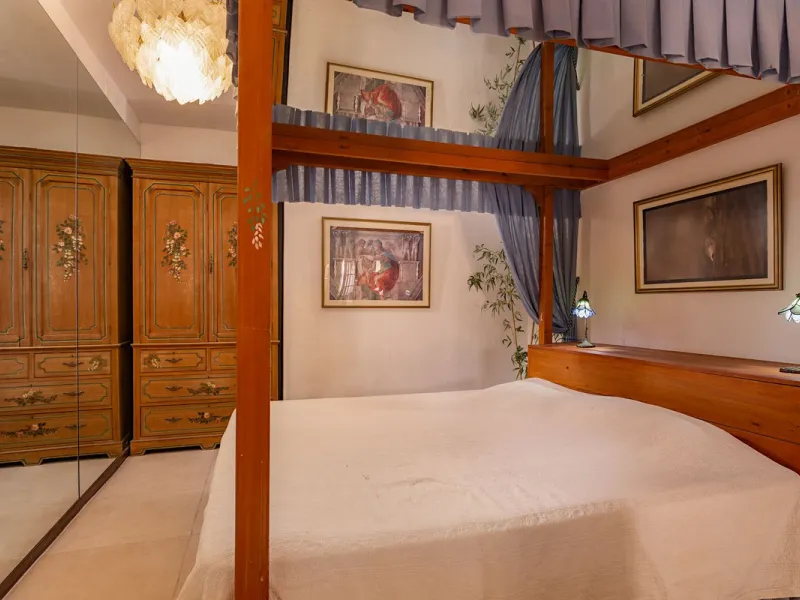 An outstanding opportunity presents itself in the heart of the Costa del Sol: the Roman Oasis, a distinctive finca set just 3 kilometres from the sandy shores of San Luis de Sabinillas and Manilva. This exceptional estate combines authentic Andalusian atm