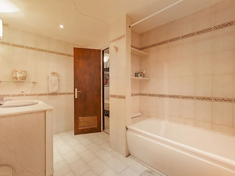 An outstanding opportunity presents itself in the heart of the Costa del Sol: the Roman Oasis, a distinctive finca set just 3 kilometres from the sandy shores of San Luis de Sabinillas and Manilva. This exceptional estate combines authentic Andalusian atm