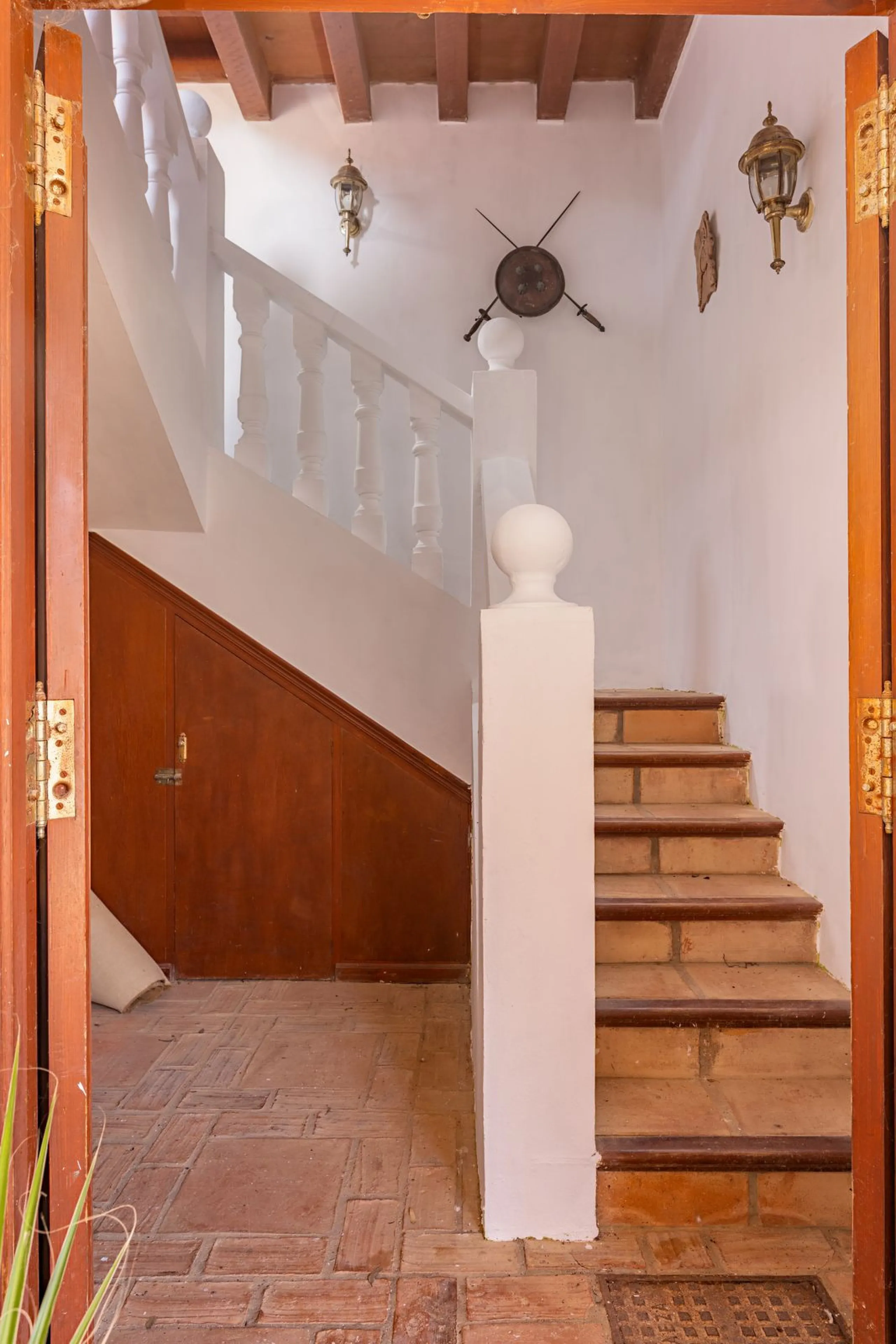 An outstanding opportunity presents itself in the heart of the Costa del Sol: the Roman Oasis, a distinctive finca set just 3 kilometres from the sandy shores of San Luis de Sabinillas and Manilva. This exceptional estate combines authentic Andalusian atm