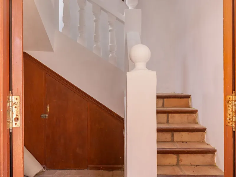 An outstanding opportunity presents itself in the heart of the Costa del Sol: the Roman Oasis, a distinctive finca set just 3 kilometres from the sandy shores of San Luis de Sabinillas and Manilva. This exceptional estate combines authentic Andalusian atm