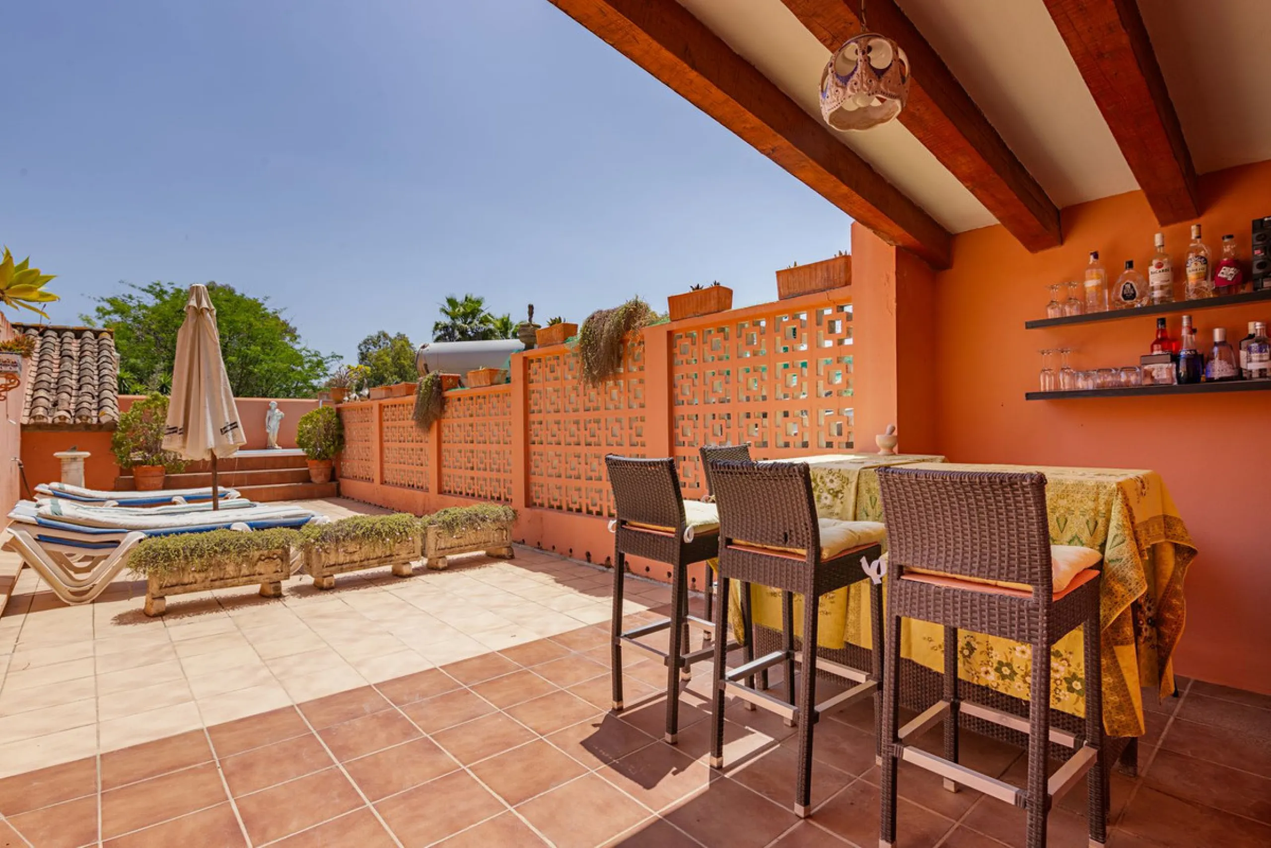 An outstanding opportunity presents itself in the heart of the Costa del Sol: the Roman Oasis, a distinctive finca set just 3 kilometres from the sandy shores of San Luis de Sabinillas and Manilva. This exceptional estate combines authentic Andalusian atm