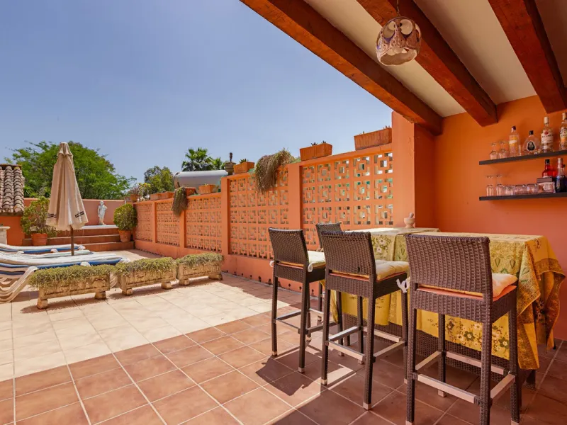 An outstanding opportunity presents itself in the heart of the Costa del Sol: the Roman Oasis, a distinctive finca set just 3 kilometres from the sandy shores of San Luis de Sabinillas and Manilva. This exceptional estate combines authentic Andalusian atm