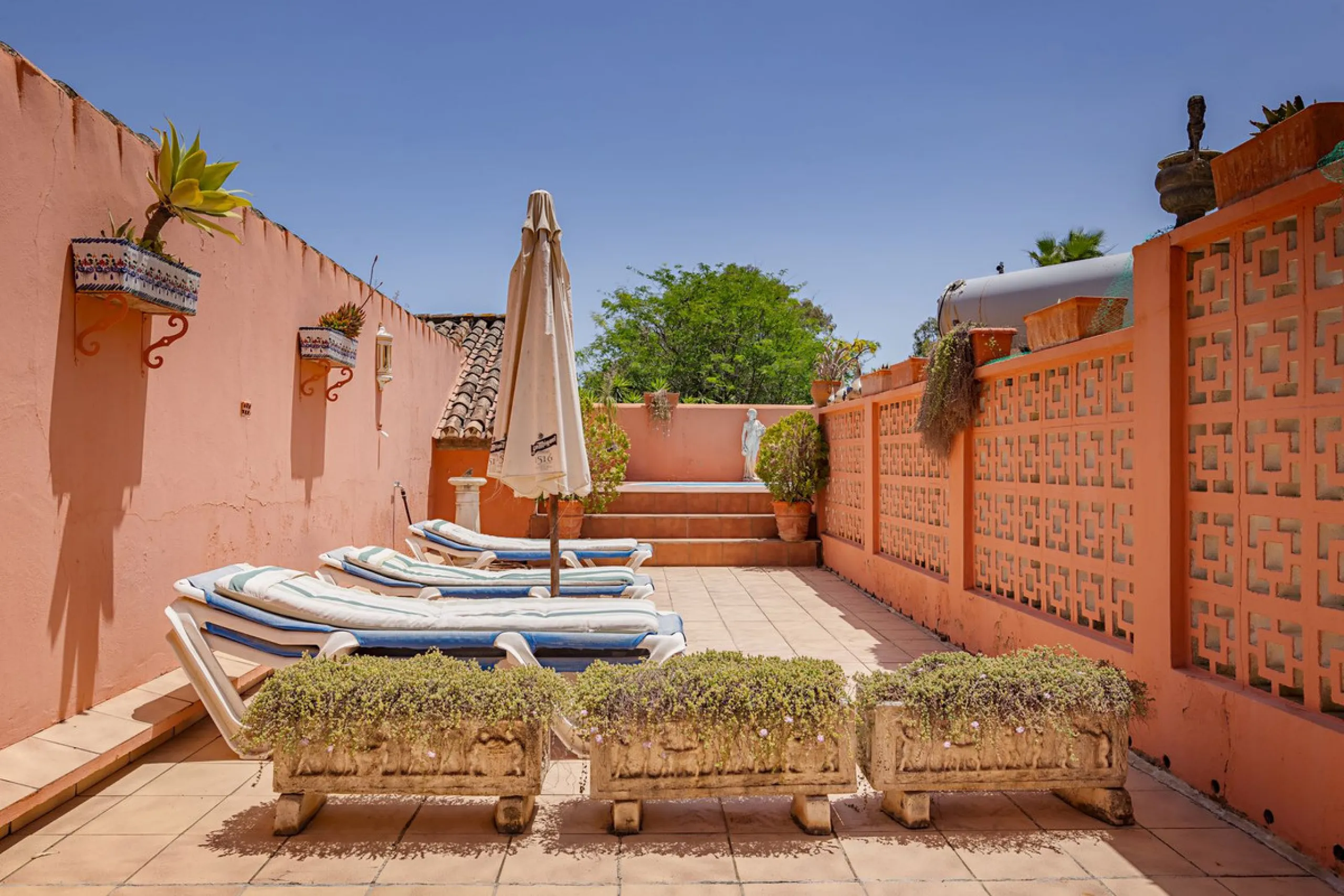 An outstanding opportunity presents itself in the heart of the Costa del Sol: the Roman Oasis, a distinctive finca set just 3 kilometres from the sandy shores of San Luis de Sabinillas and Manilva. This exceptional estate combines authentic Andalusian atm