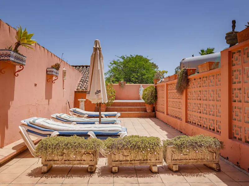 An outstanding opportunity presents itself in the heart of the Costa del Sol: the Roman Oasis, a distinctive finca set just 3 kilometres from the sandy shores of San Luis de Sabinillas and Manilva. This exceptional estate combines authentic Andalusian atm