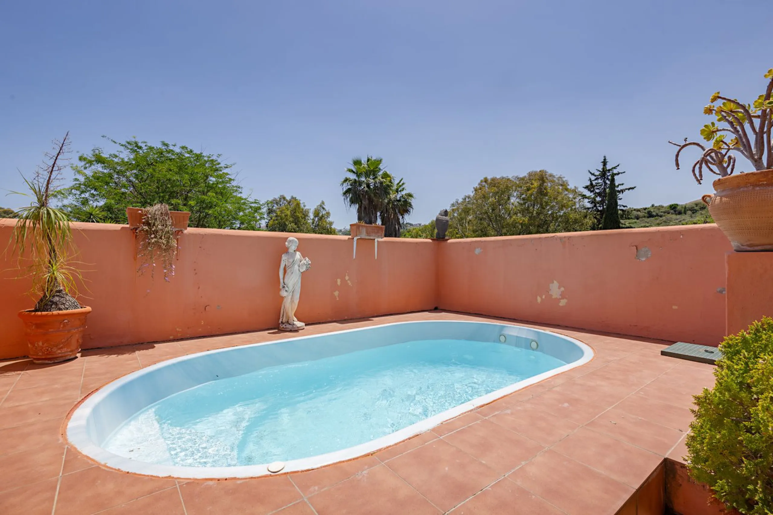 An outstanding opportunity presents itself in the heart of the Costa del Sol: the Roman Oasis, a distinctive finca set just 3 kilometres from the sandy shores of San Luis de Sabinillas and Manilva. This exceptional estate combines authentic Andalusian atm