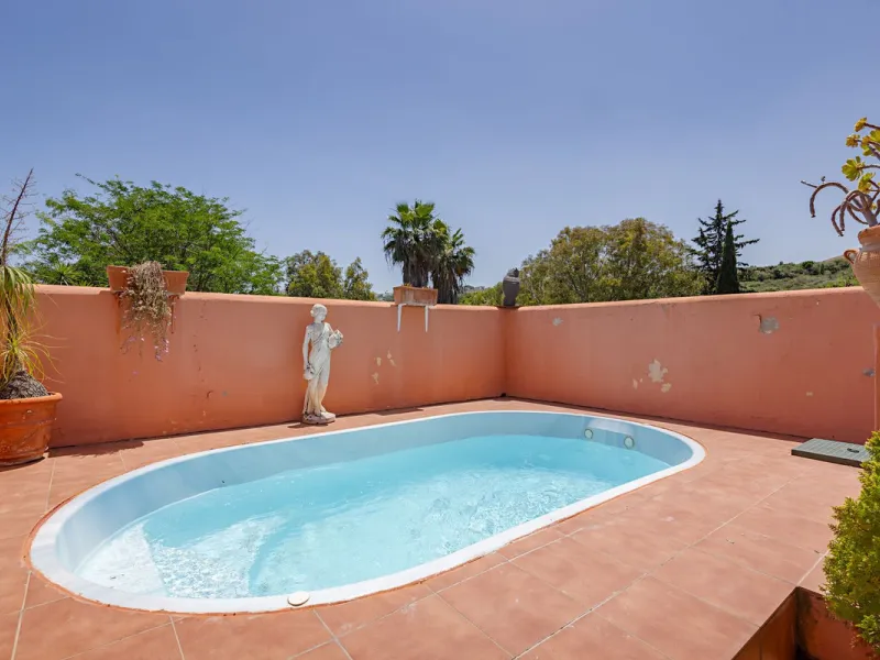 An outstanding opportunity presents itself in the heart of the Costa del Sol: the Roman Oasis, a distinctive finca set just 3 kilometres from the sandy shores of San Luis de Sabinillas and Manilva. This exceptional estate combines authentic Andalusian atm