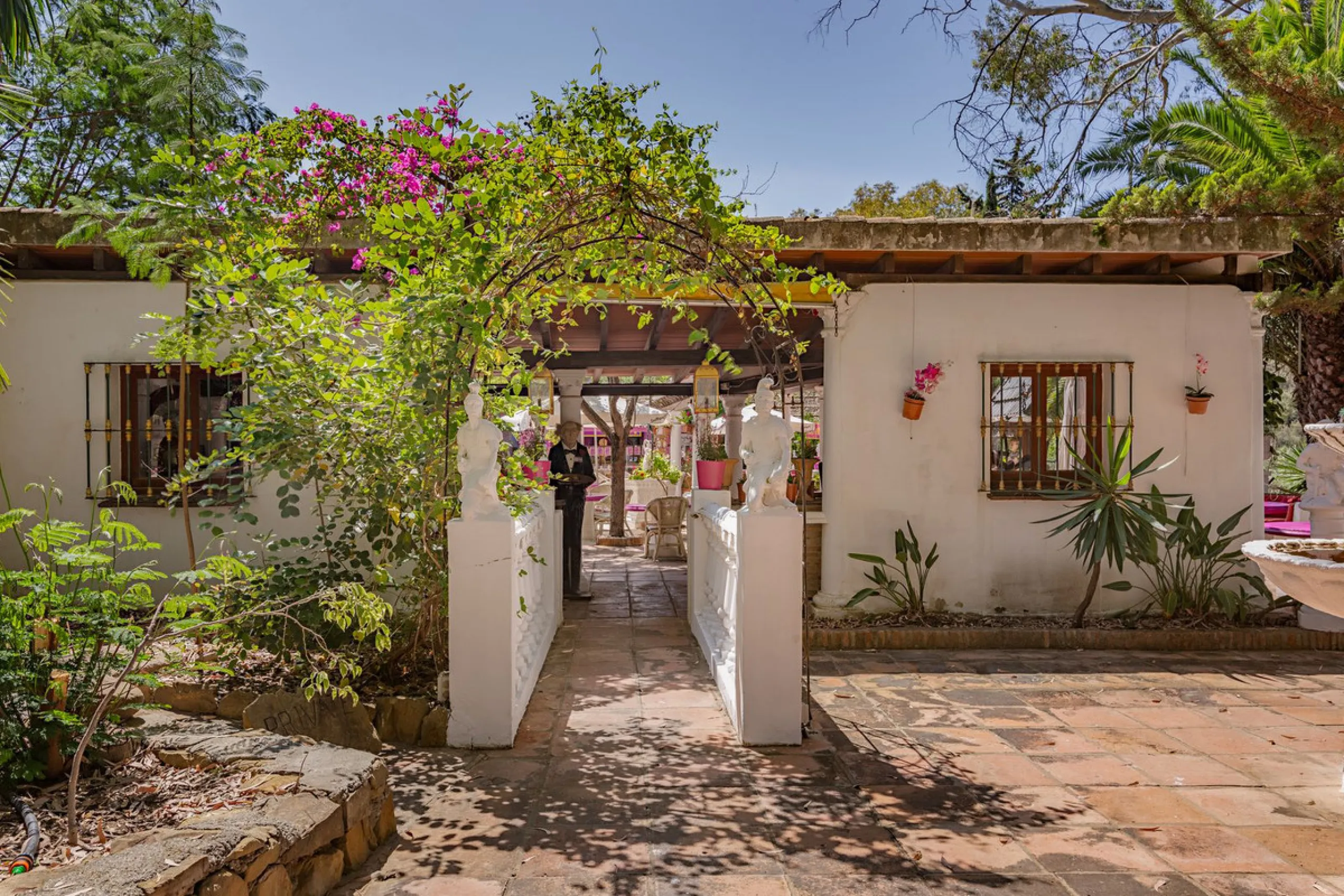 An outstanding opportunity presents itself in the heart of the Costa del Sol: the Roman Oasis, a distinctive finca set just 3 kilometres from the sandy shores of San Luis de Sabinillas and Manilva. This exceptional estate combines authentic Andalusian atm