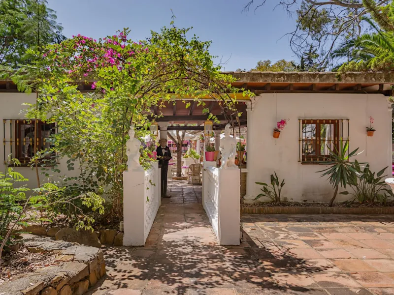 An outstanding opportunity presents itself in the heart of the Costa del Sol: the Roman Oasis, a distinctive finca set just 3 kilometres from the sandy shores of San Luis de Sabinillas and Manilva. This exceptional estate combines authentic Andalusian atm