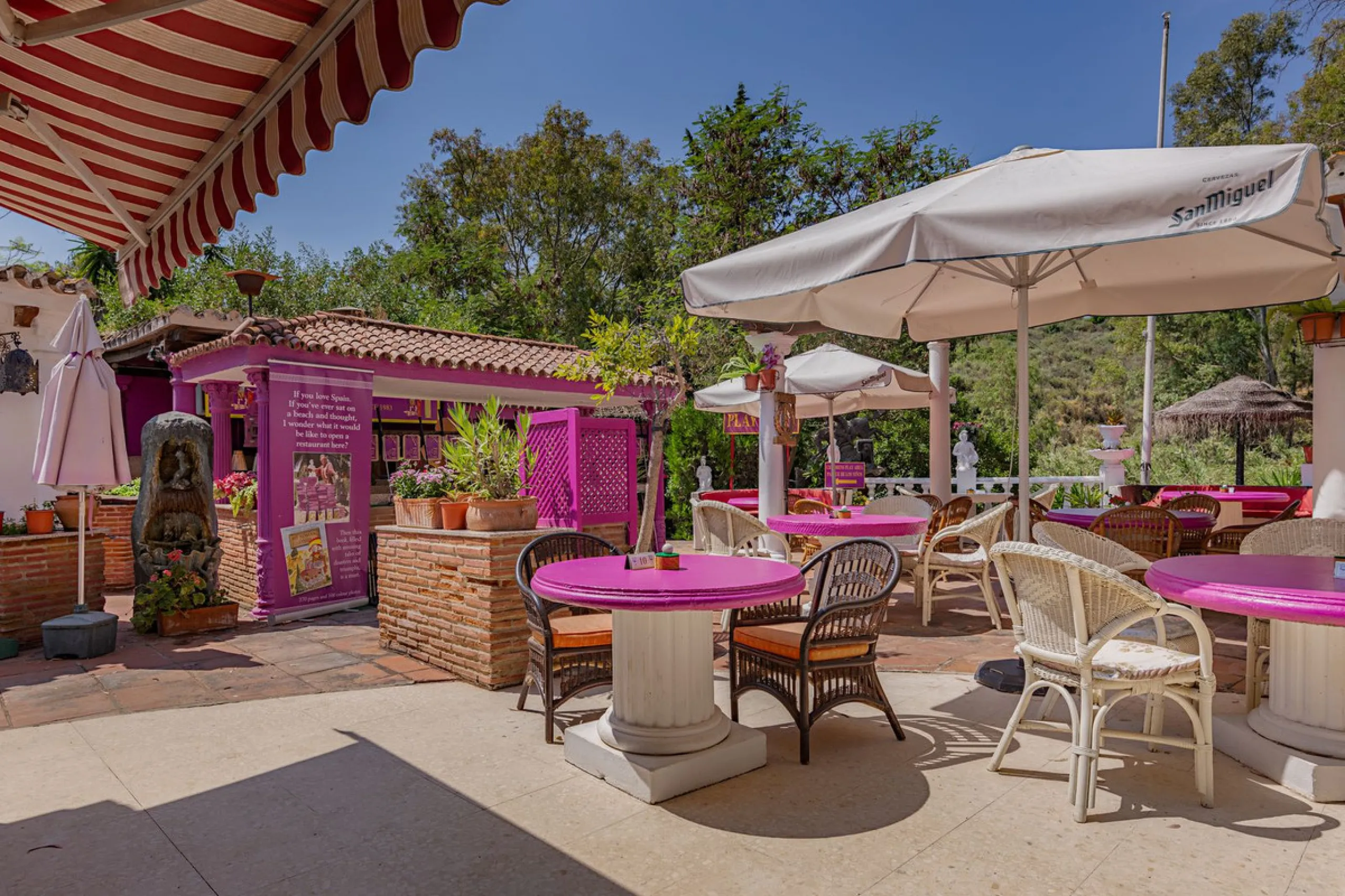 An outstanding opportunity presents itself in the heart of the Costa del Sol: the Roman Oasis, a distinctive finca set just 3 kilometres from the sandy shores of San Luis de Sabinillas and Manilva. This exceptional estate combines authentic Andalusian atm