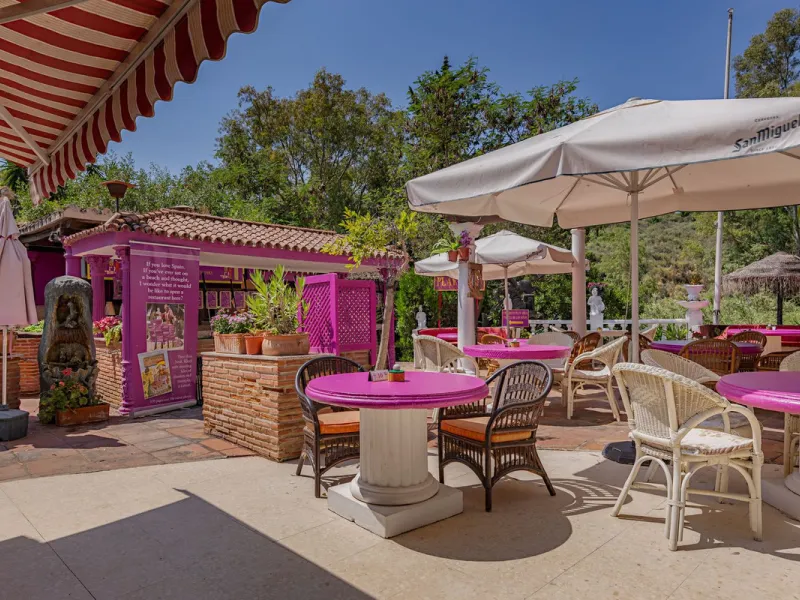 An outstanding opportunity presents itself in the heart of the Costa del Sol: the Roman Oasis, a distinctive finca set just 3 kilometres from the sandy shores of San Luis de Sabinillas and Manilva. This exceptional estate combines authentic Andalusian atm