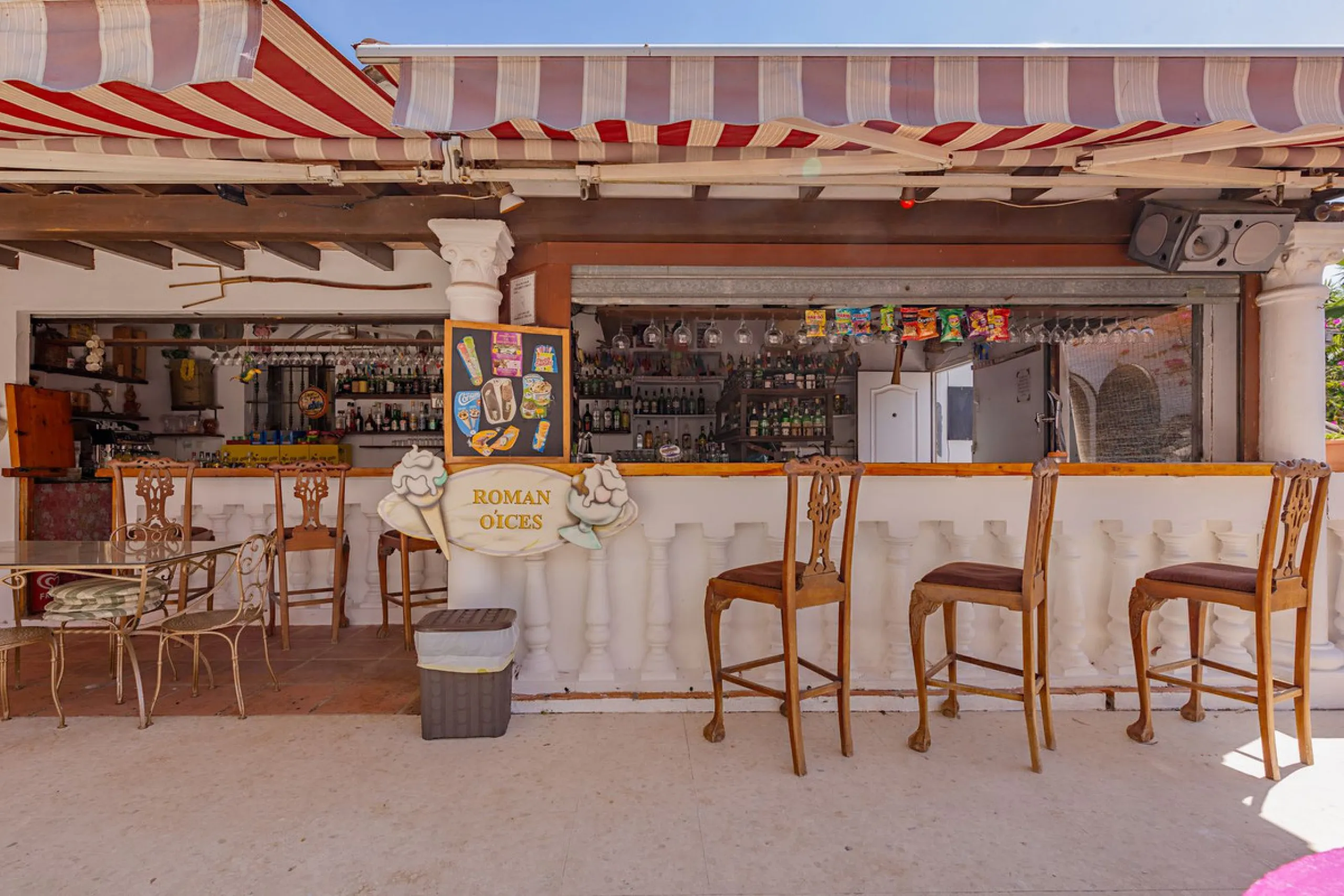 An outstanding opportunity presents itself in the heart of the Costa del Sol: the Roman Oasis, a distinctive finca set just 3 kilometres from the sandy shores of San Luis de Sabinillas and Manilva. This exceptional estate combines authentic Andalusian atm