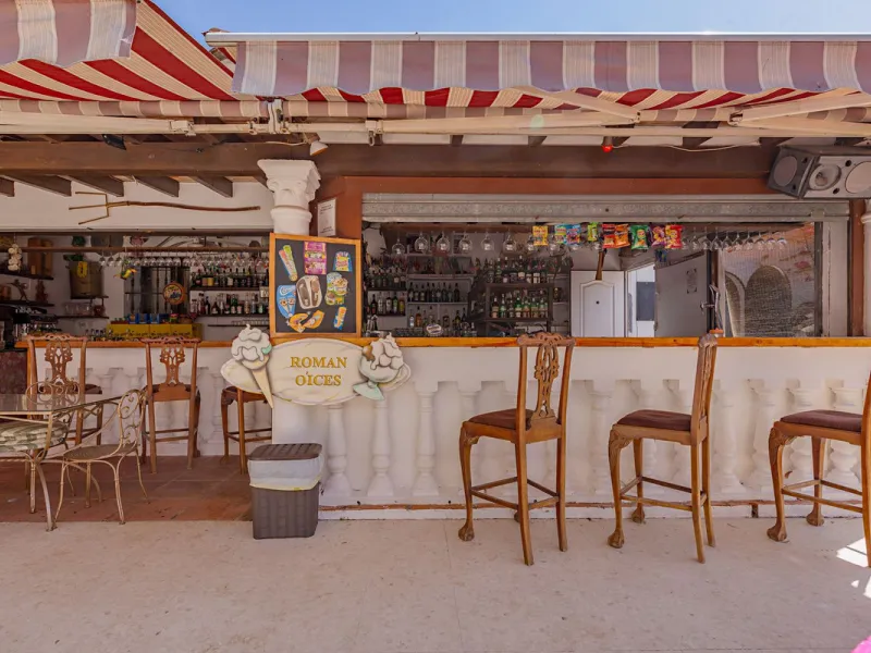 An outstanding opportunity presents itself in the heart of the Costa del Sol: the Roman Oasis, a distinctive finca set just 3 kilometres from the sandy shores of San Luis de Sabinillas and Manilva. This exceptional estate combines authentic Andalusian atm