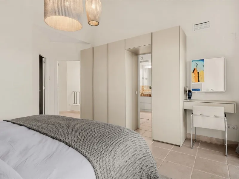 Exceptional panoramic duplex penthouse is located in the prestigious Los Flamingos Golf Resort and offers four bedrooms and two and a half bathrooms, beautifully presented in a refined modern rustic style.