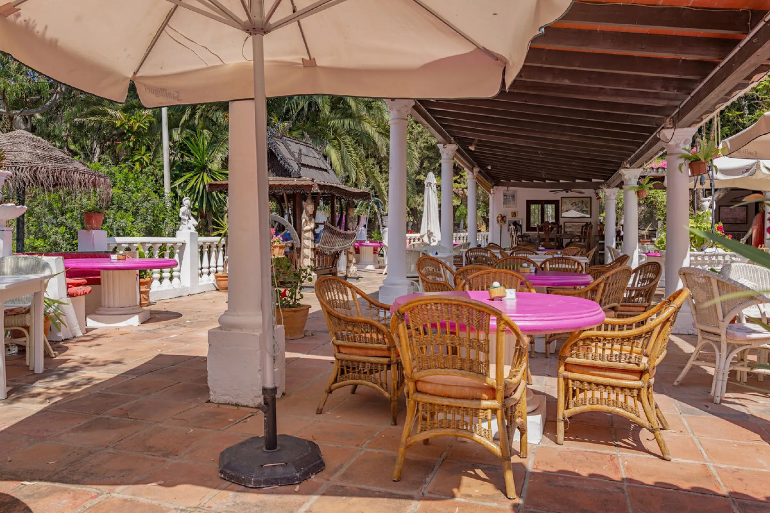 An outstanding opportunity presents itself in the heart of the Costa del Sol: the Roman Oasis, a distinctive finca set just 3 kilometres from the sandy shores of San Luis de Sabinillas and Manilva. This exceptional estate combines authentic Andalusian atm