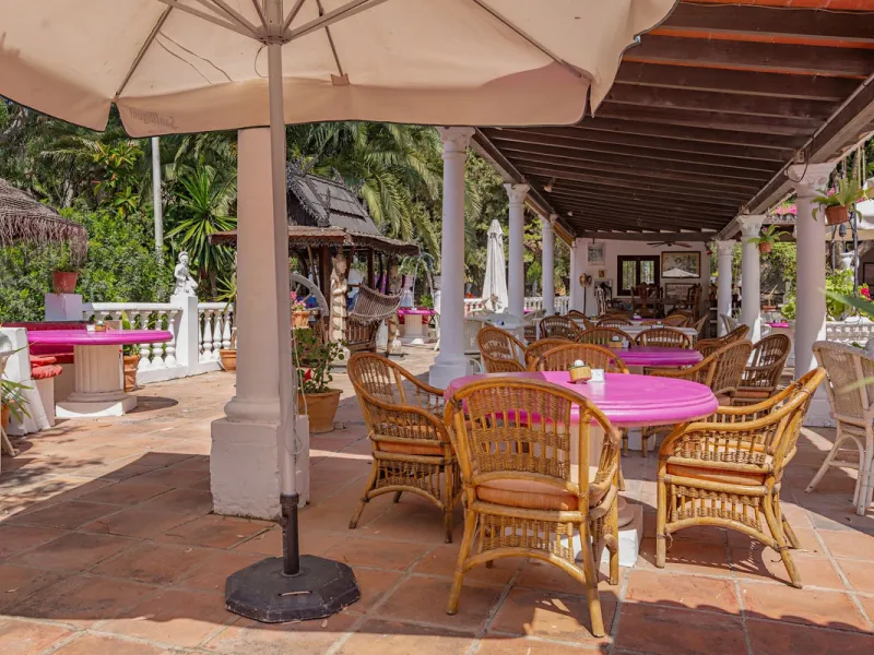 An outstanding opportunity presents itself in the heart of the Costa del Sol: the Roman Oasis, a distinctive finca set just 3 kilometres from the sandy shores of San Luis de Sabinillas and Manilva. This exceptional estate combines authentic Andalusian atm