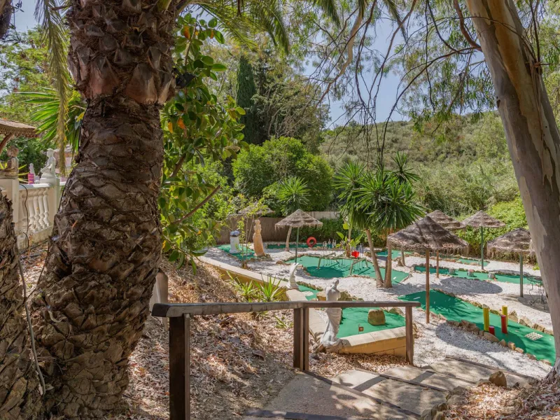An outstanding opportunity presents itself in the heart of the Costa del Sol: the Roman Oasis, a distinctive finca set just 3 kilometres from the sandy shores of San Luis de Sabinillas and Manilva. This exceptional estate combines authentic Andalusian atm