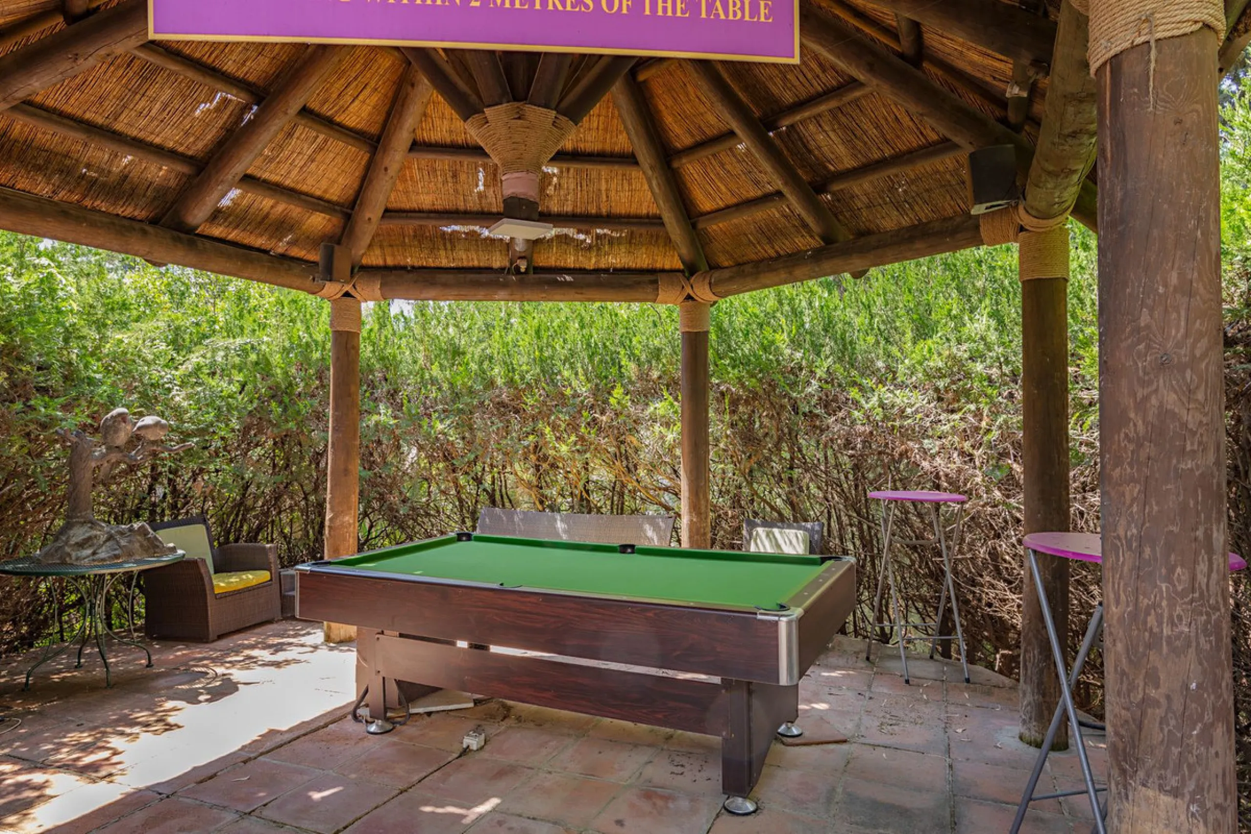 An outstanding opportunity presents itself in the heart of the Costa del Sol: the Roman Oasis, a distinctive finca set just 3 kilometres from the sandy shores of San Luis de Sabinillas and Manilva. This exceptional estate combines authentic Andalusian atm