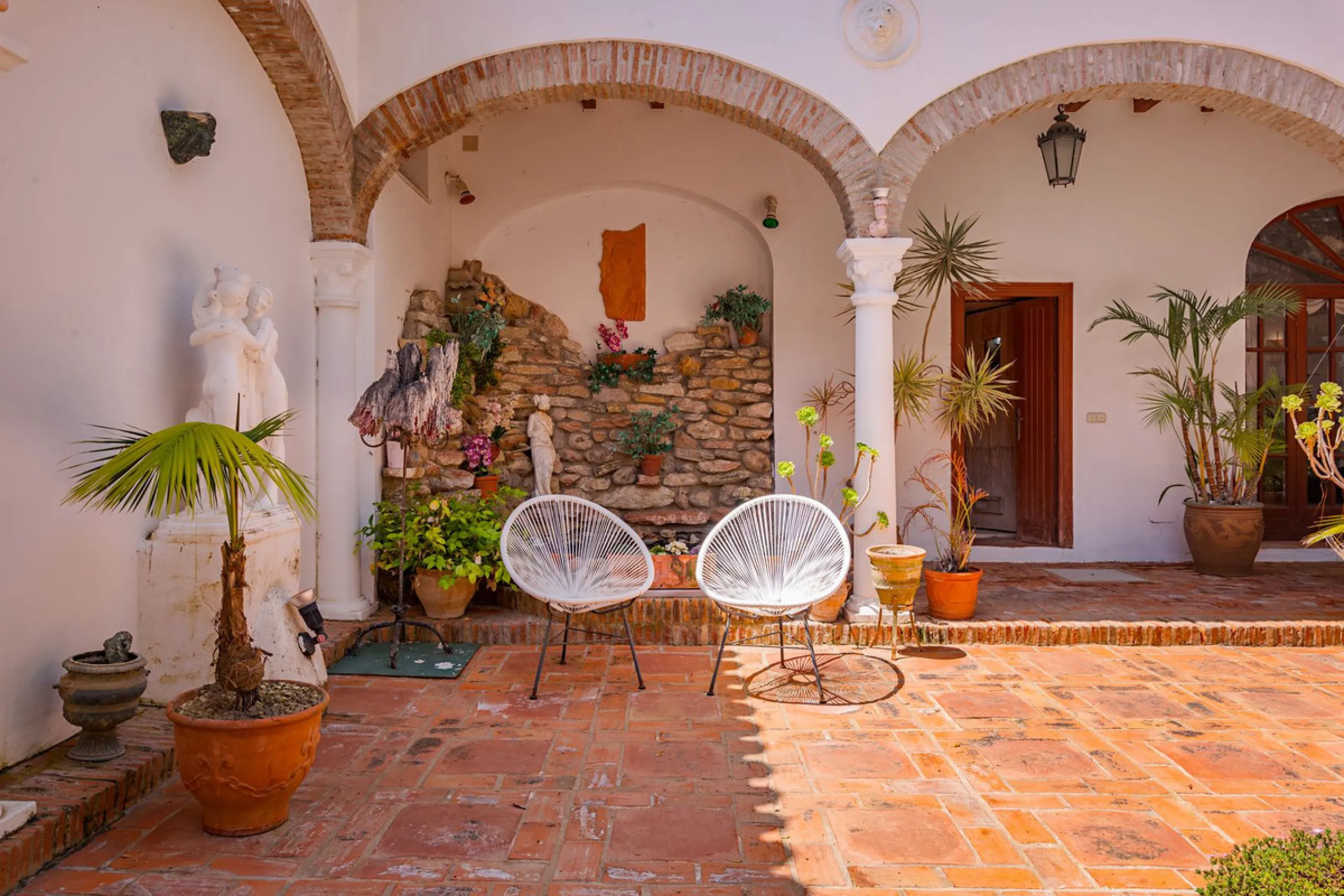 An outstanding opportunity presents itself in the heart of the Costa del Sol: the Roman Oasis, a distinctive finca set just 3 kilometres from the sandy shores of San Luis de Sabinillas and Manilva. This exceptional estate combines authentic Andalusian atm