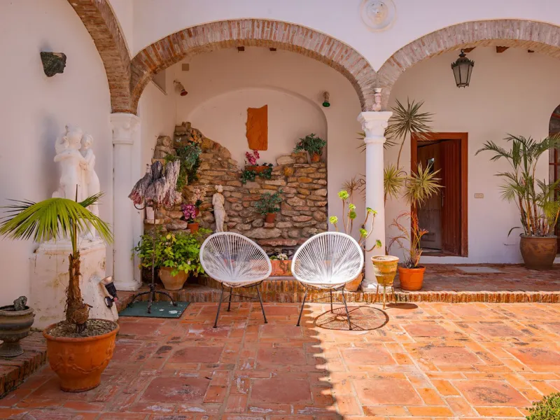 An outstanding opportunity presents itself in the heart of the Costa del Sol: the Roman Oasis, a distinctive finca set just 3 kilometres from the sandy shores of San Luis de Sabinillas and Manilva. This exceptional estate combines authentic Andalusian atm