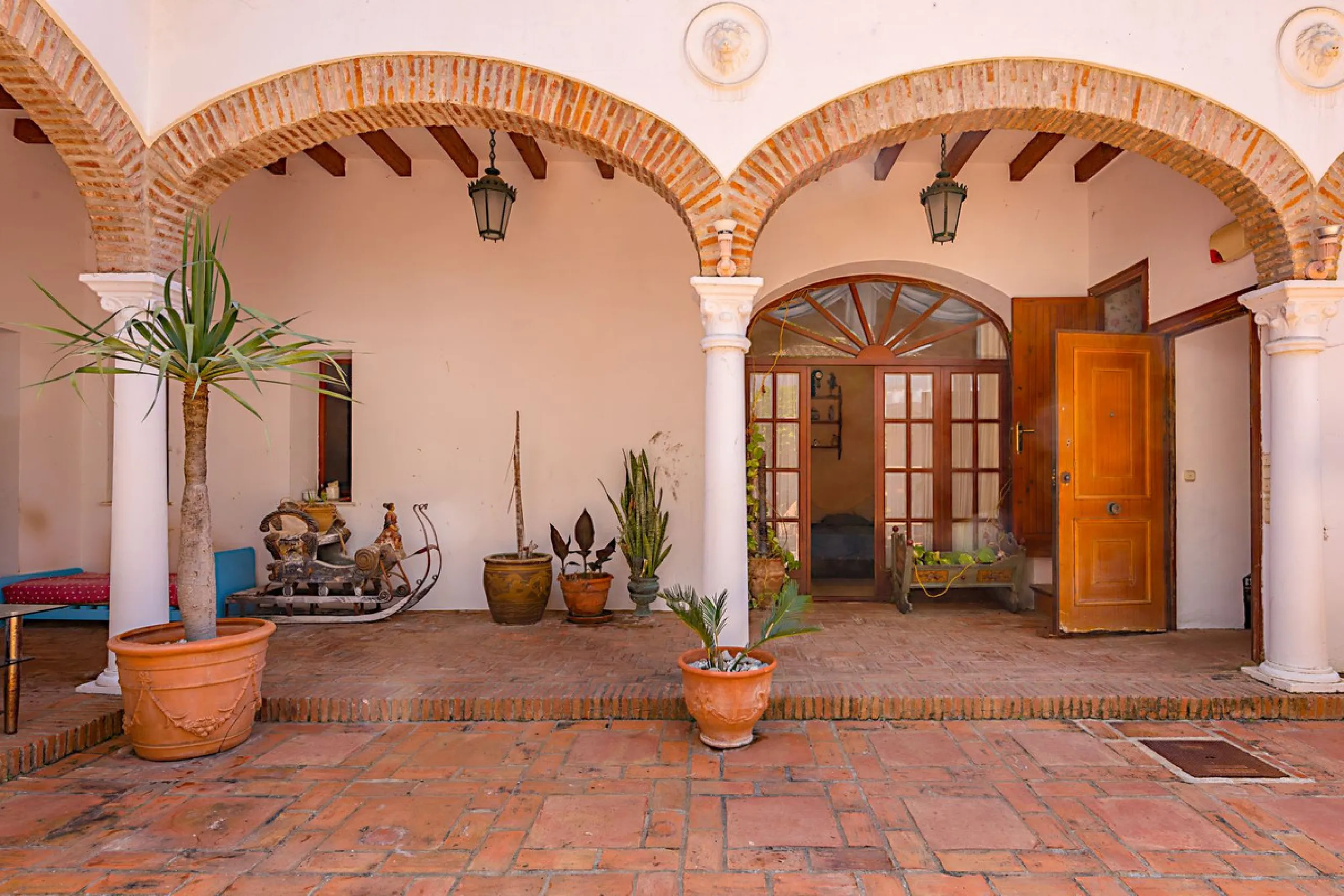 An outstanding opportunity presents itself in the heart of the Costa del Sol: the Roman Oasis, a distinctive finca set just 3 kilometres from the sandy shores of San Luis de Sabinillas and Manilva. This exceptional estate combines authentic Andalusian atm